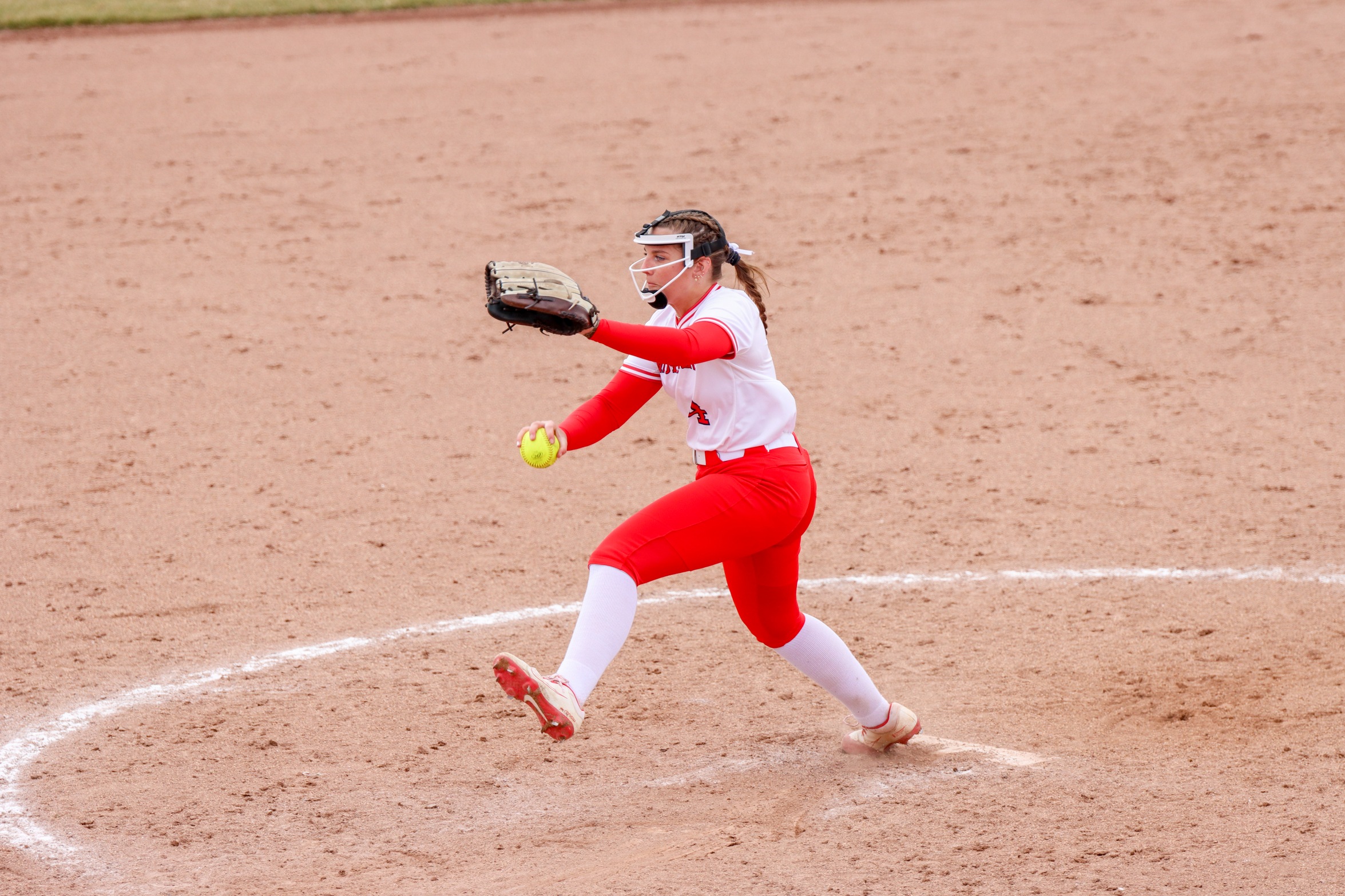 Softball Splits Two Games in Florida