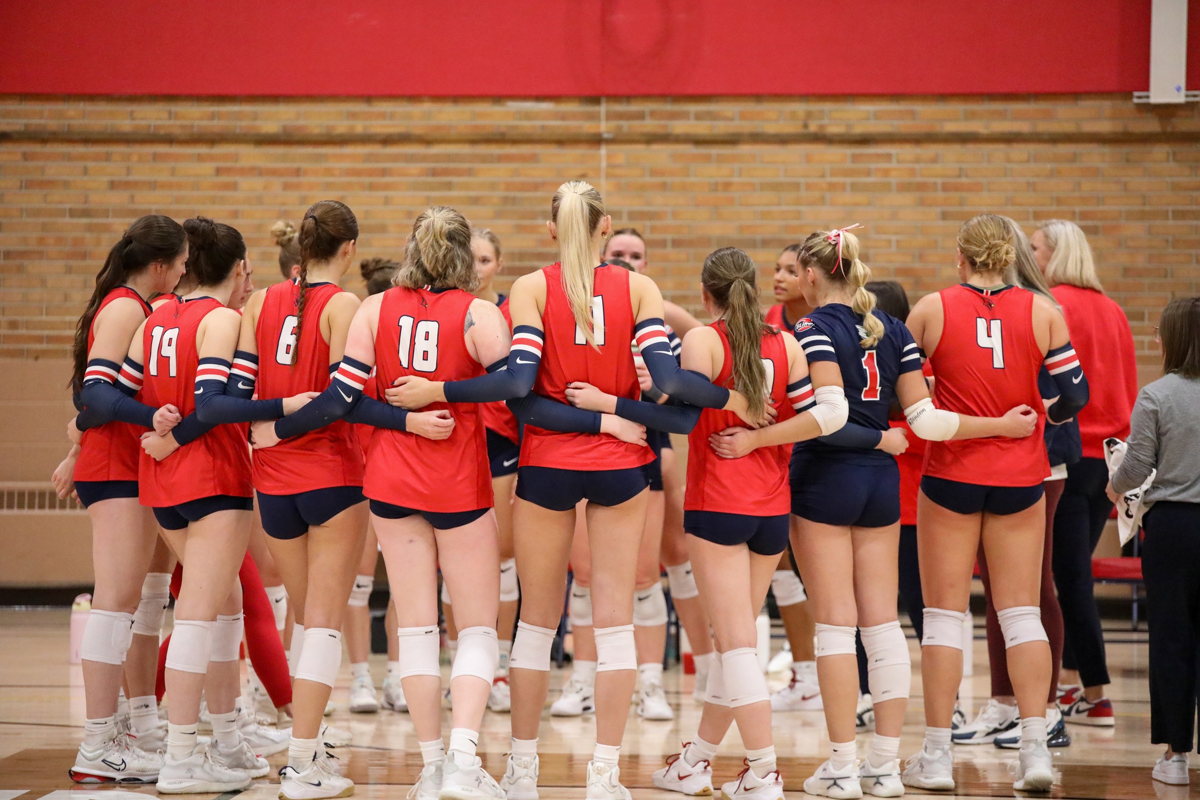 Volleyball Falls to Northern Michigan in Final Match of the Season